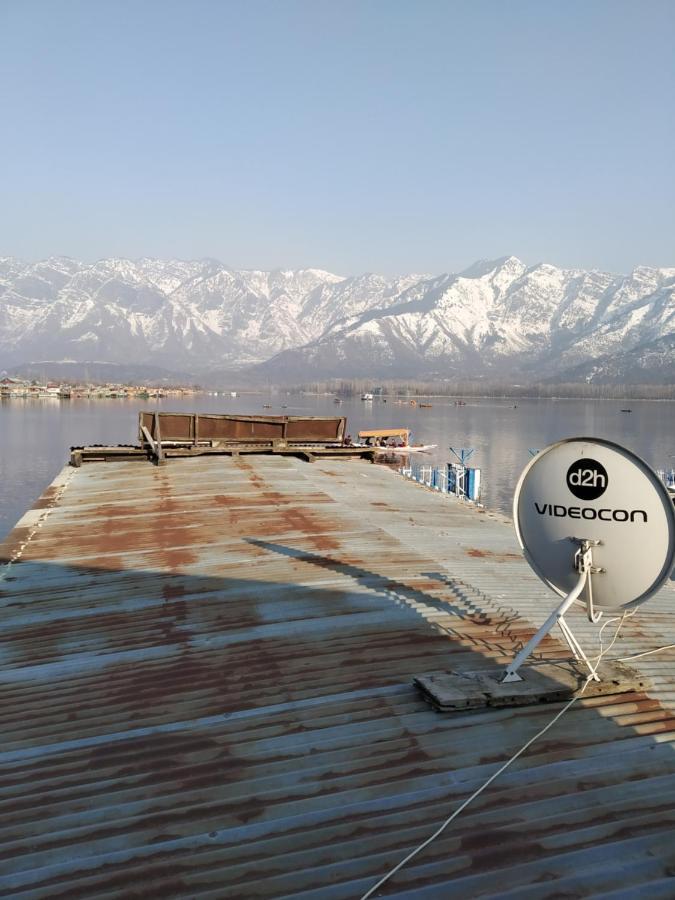 Houseboat Young Snow View Front Line Dal Lake ศรีนาการ์ ภายนอก รูปภาพ
