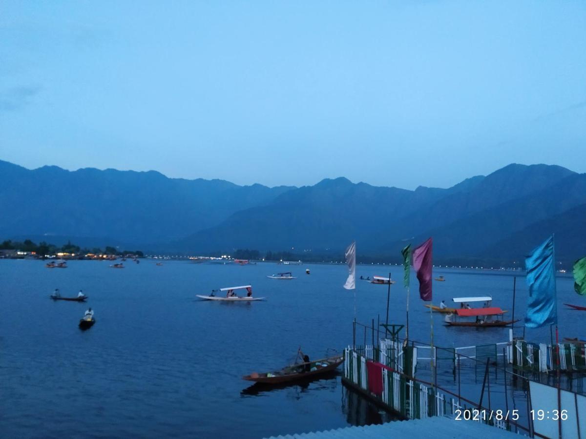 Houseboat Young Snow View Front Line Dal Lake ศรีนาการ์ ภายนอก รูปภาพ