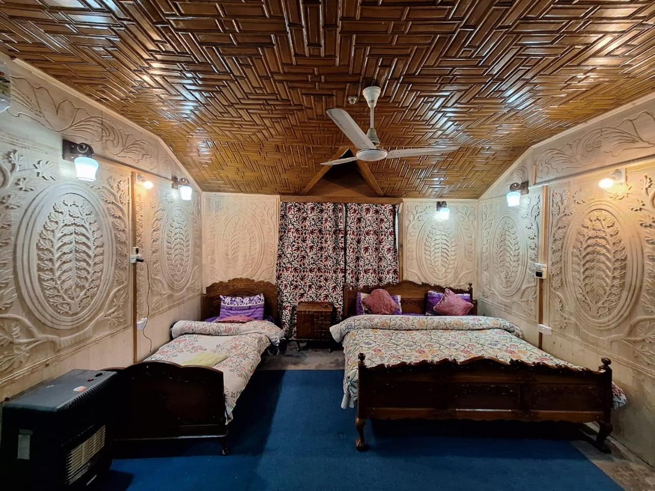 Houseboat Young Snow View Front Line Dal Lake ศรีนาการ์ ภายนอก รูปภาพ
