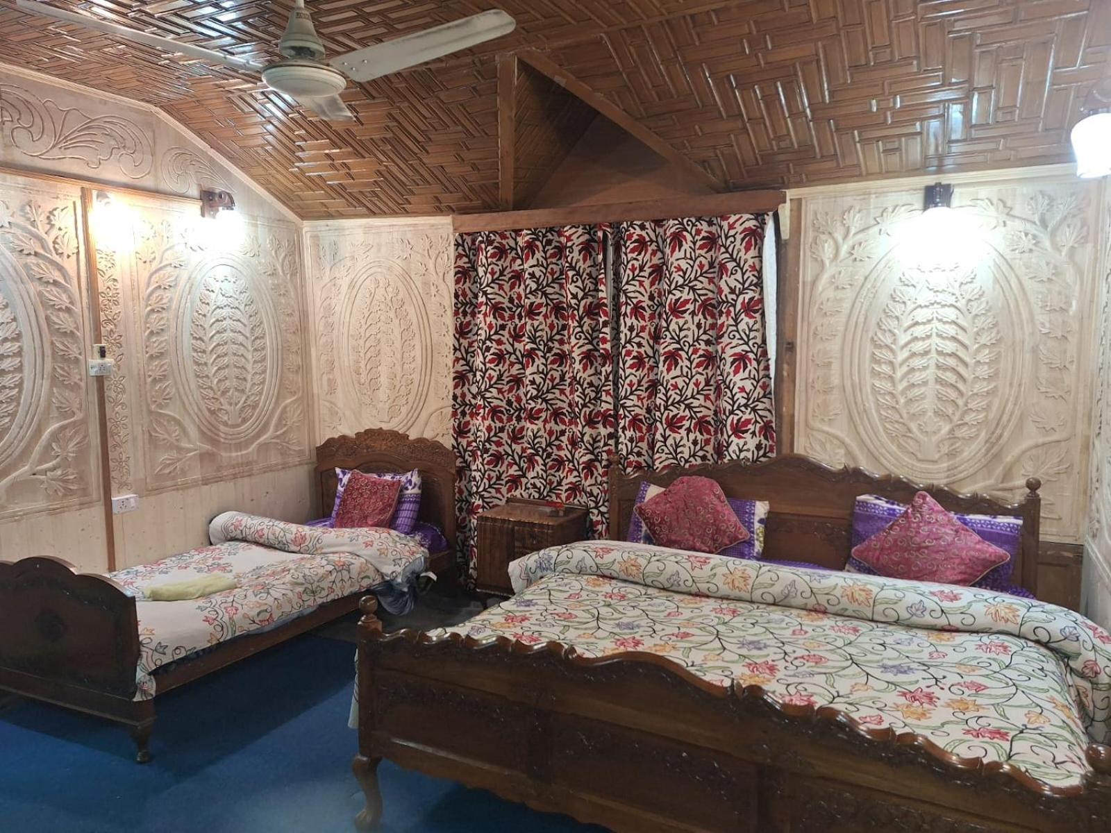 Houseboat Young Snow View Front Line Dal Lake ศรีนาการ์ ภายนอก รูปภาพ