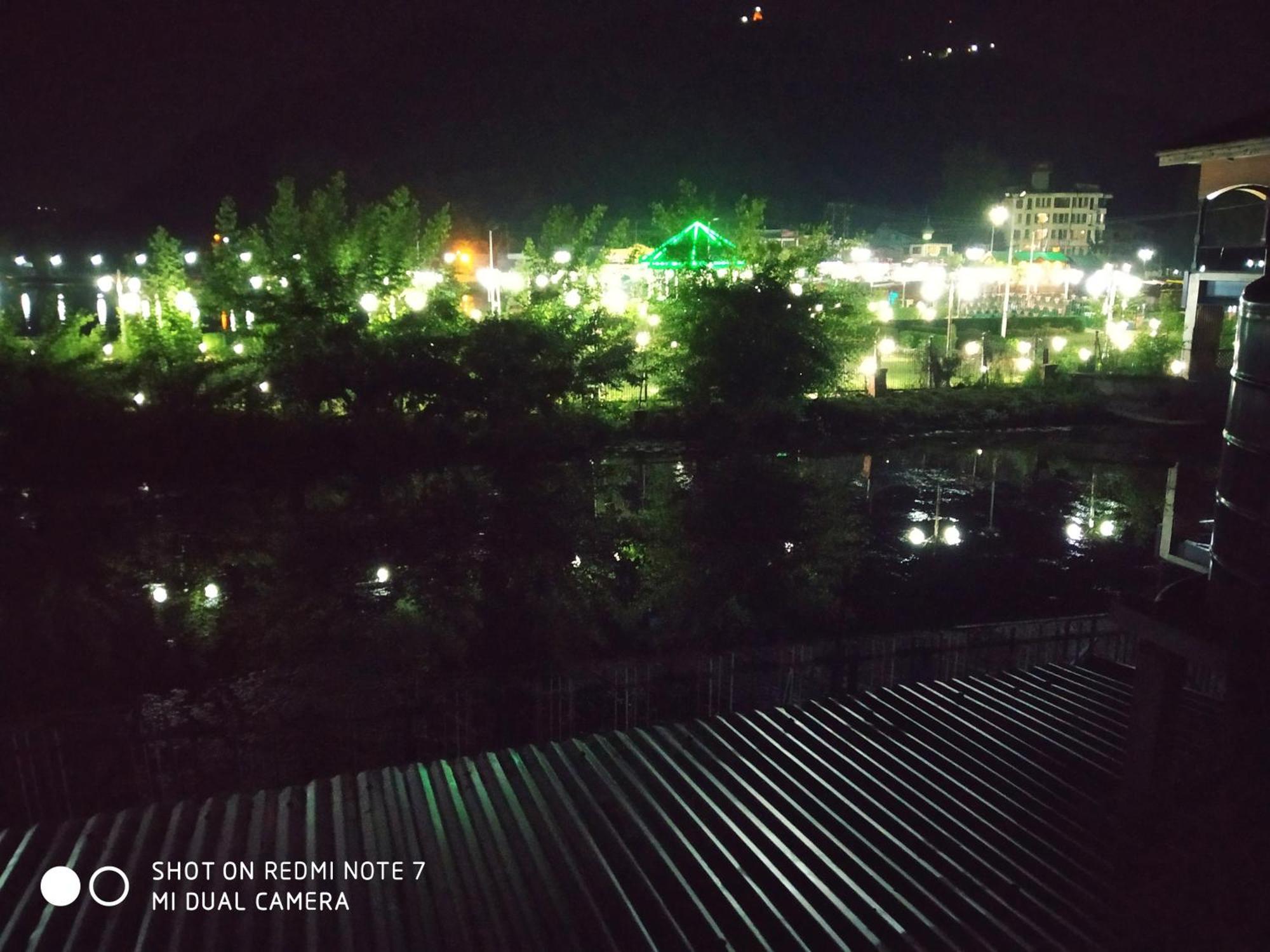 Houseboat Young Snow View Front Line Dal Lake ศรีนาการ์ ภายนอก รูปภาพ