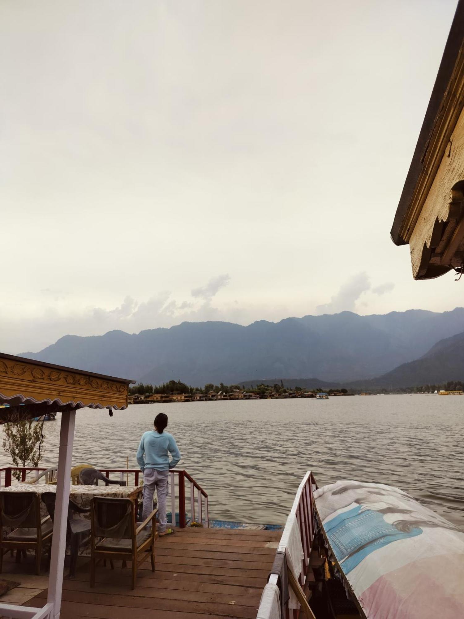 Houseboat Young Snow View Front Line Dal Lake ศรีนาการ์ ภายนอก รูปภาพ