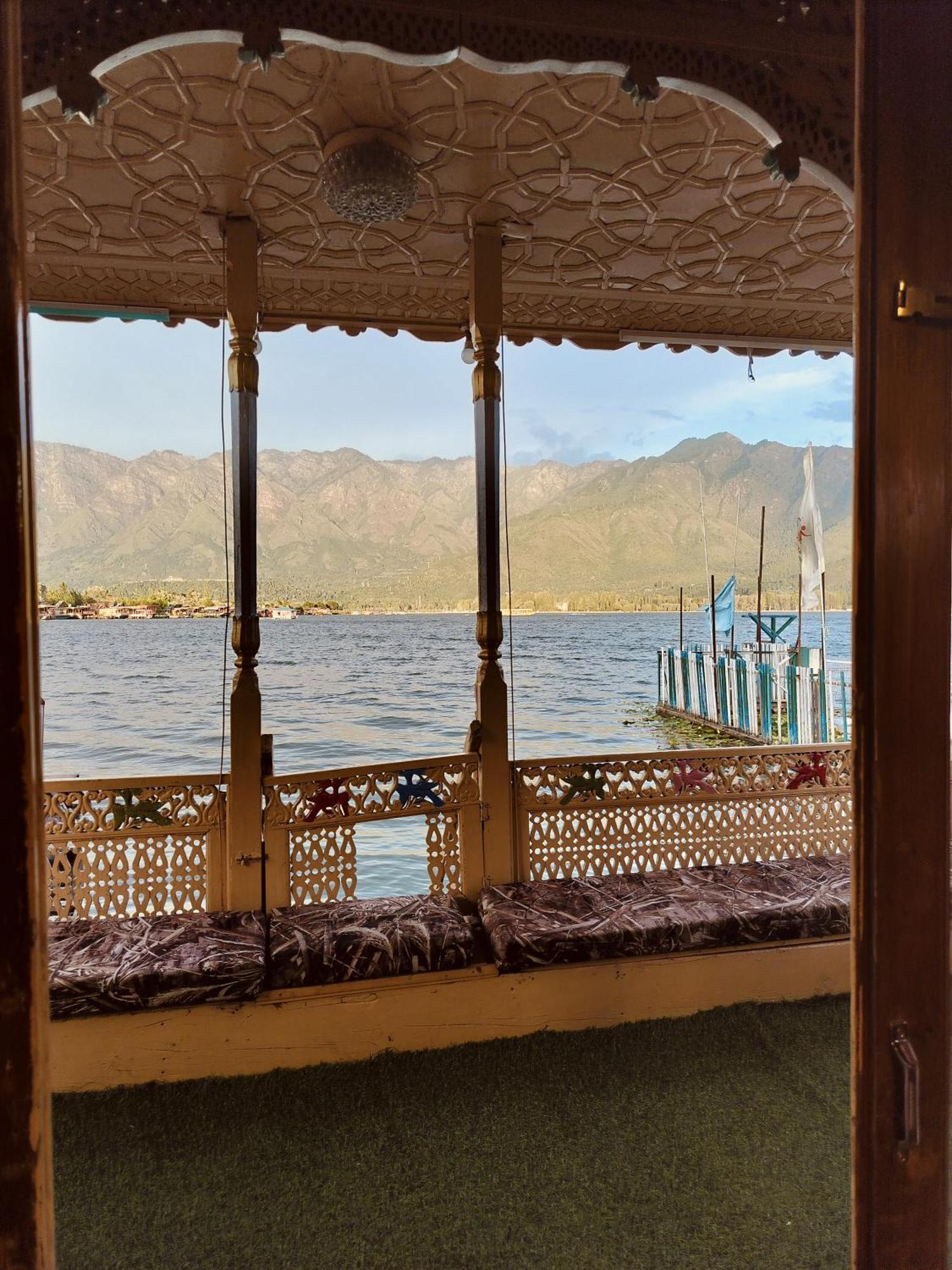 Houseboat Young Snow View Front Line Dal Lake ศรีนาการ์ ภายนอก รูปภาพ