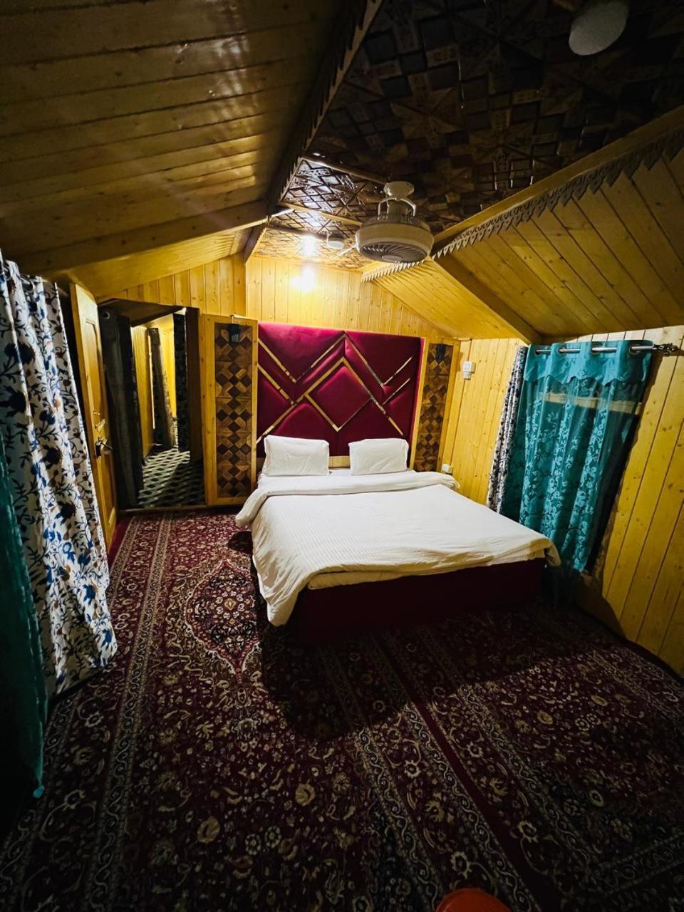 Houseboat Young Snow View Front Line Dal Lake ศรีนาการ์ ห้อง รูปภาพ