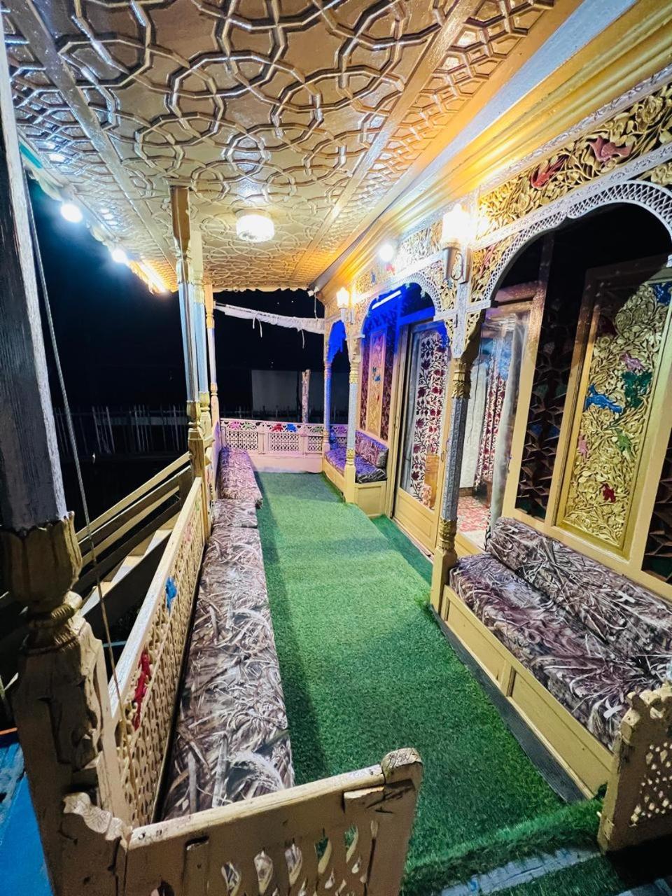 Houseboat Young Snow View Front Line Dal Lake ศรีนาการ์ ภายนอก รูปภาพ