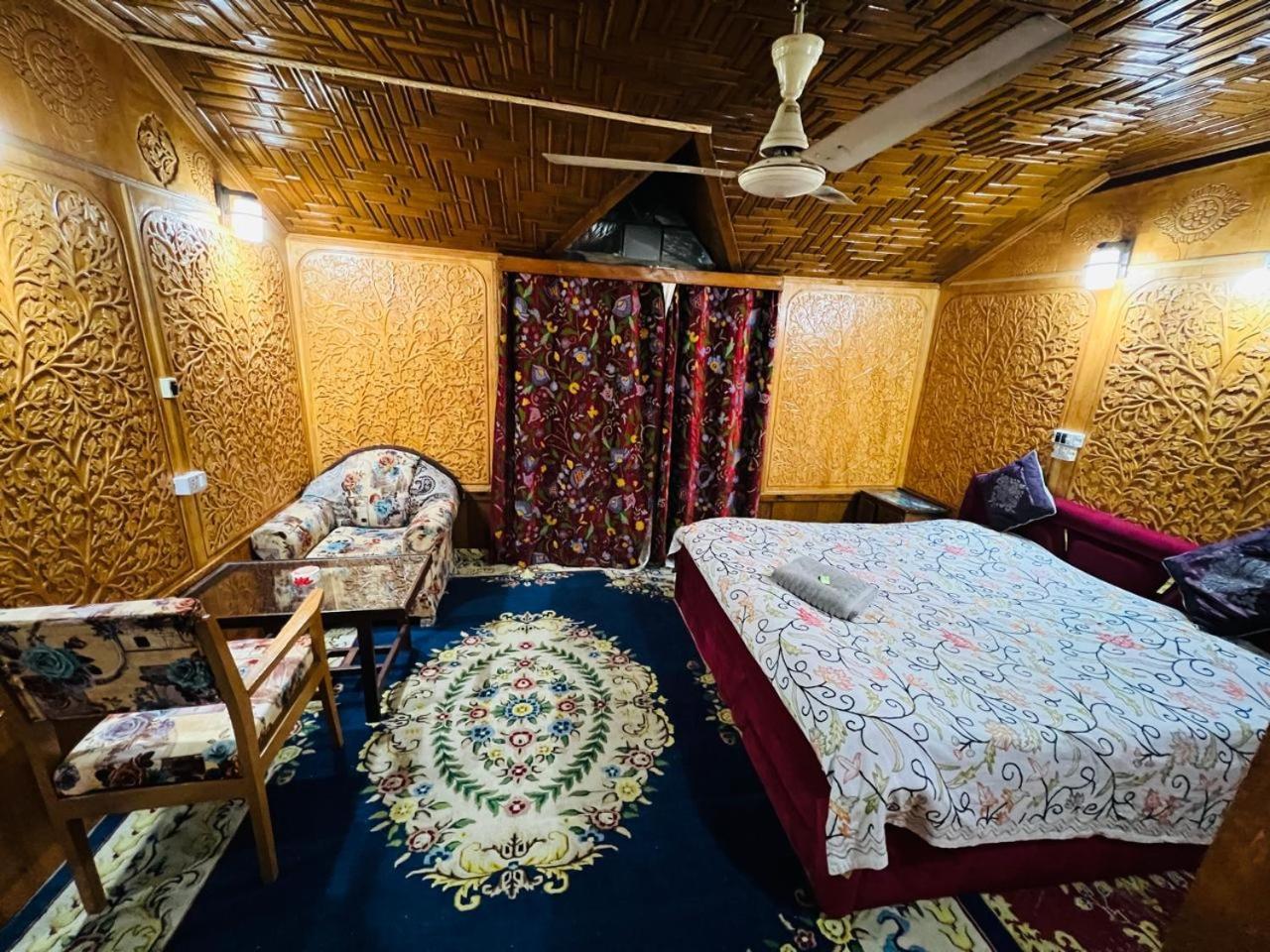 Houseboat Young Snow View Front Line Dal Lake ศรีนาการ์ ภายนอก รูปภาพ