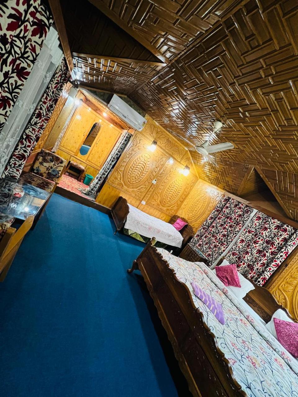 Houseboat Young Snow View Front Line Dal Lake ศรีนาการ์ ห้อง รูปภาพ