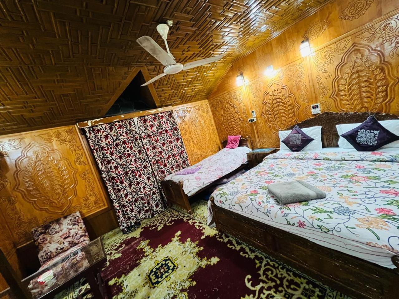 Houseboat Young Snow View Front Line Dal Lake ศรีนาการ์ ภายนอก รูปภาพ