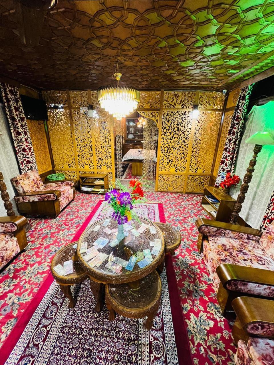 Houseboat Young Snow View Front Line Dal Lake ศรีนาการ์ ภายนอก รูปภาพ