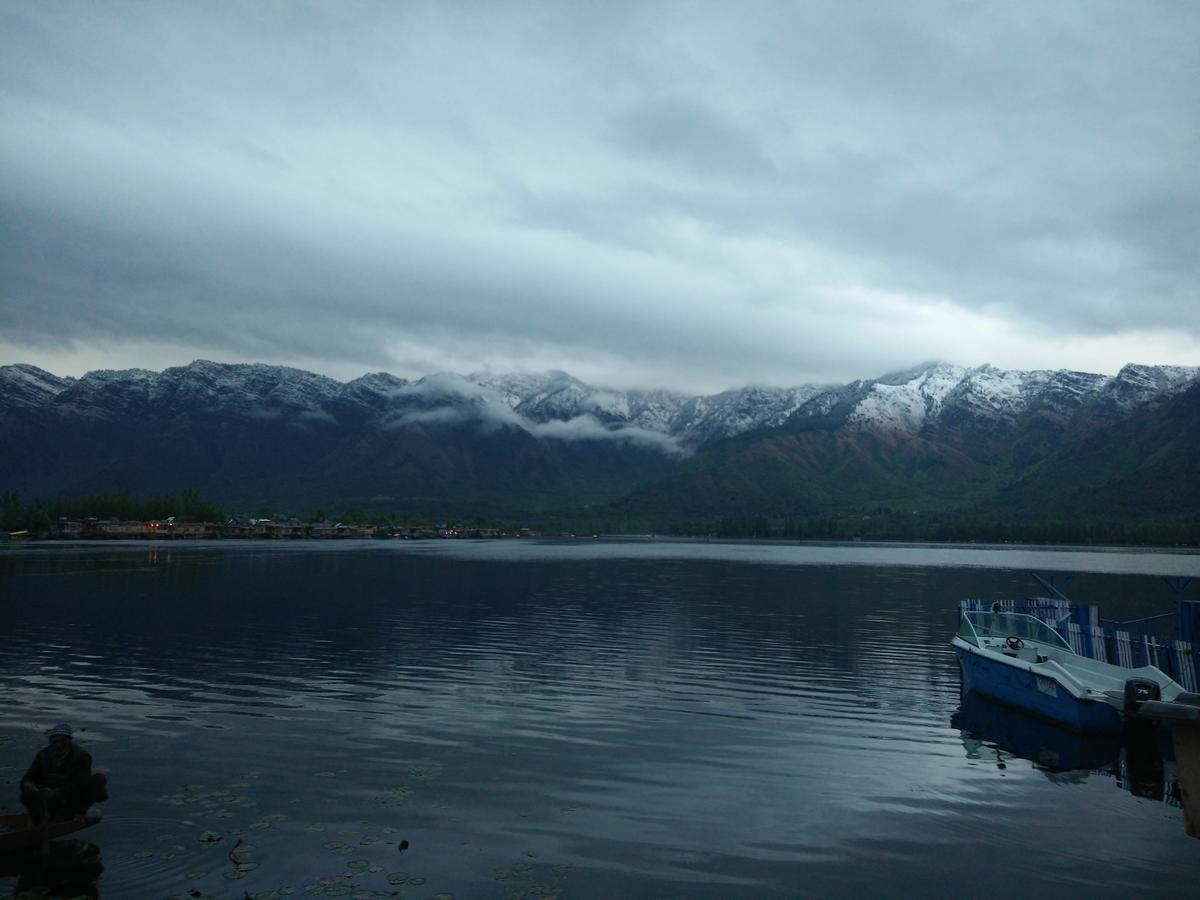 Houseboat Young Snow View Front Line Dal Lake ศรีนาการ์ ภายนอก รูปภาพ