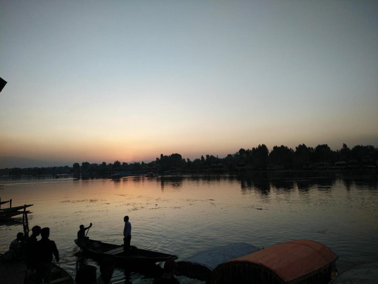 Houseboat Young Snow View Front Line Dal Lake ศรีนาการ์ ภายนอก รูปภาพ