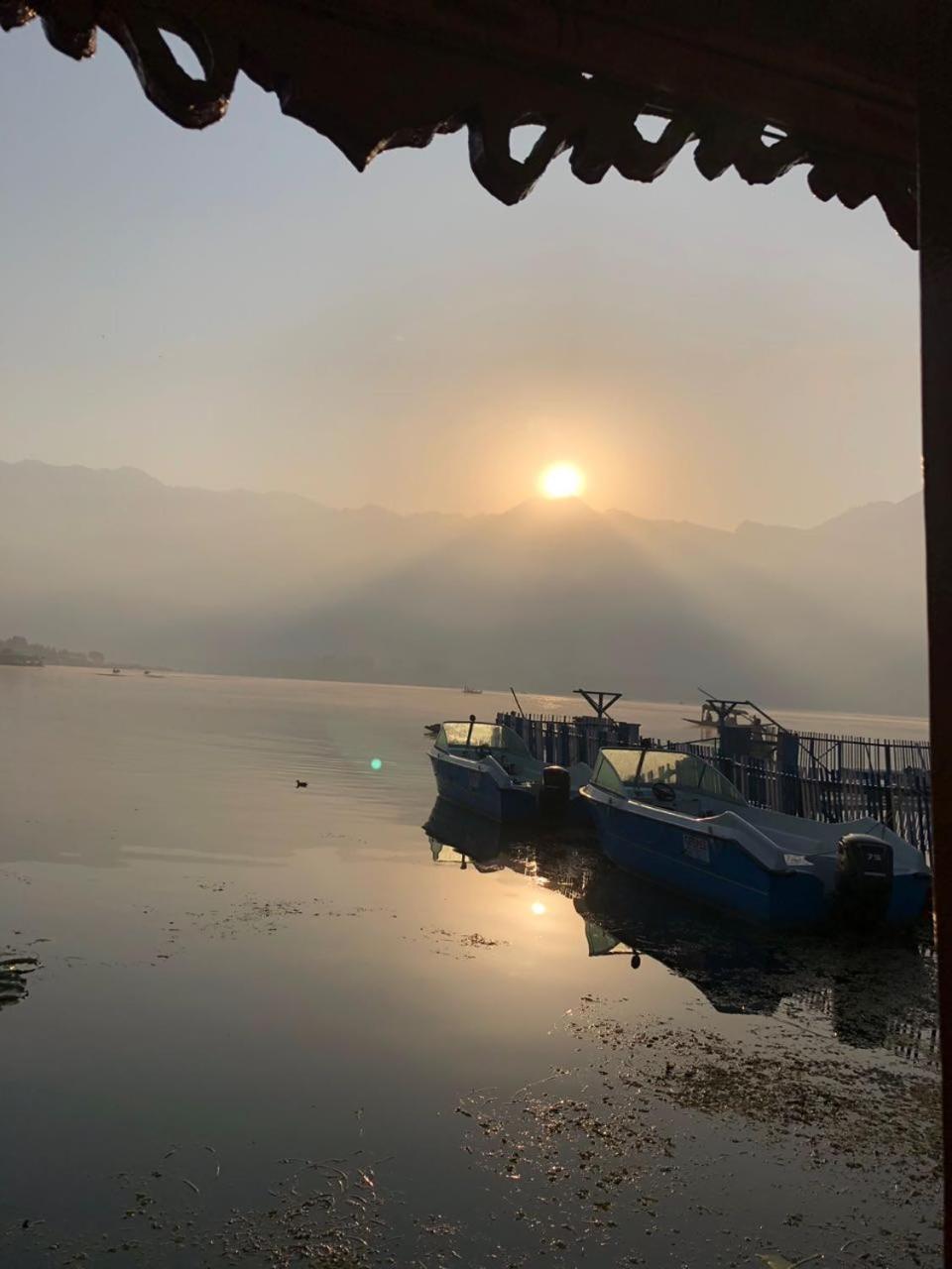 Houseboat Young Snow View Front Line Dal Lake ศรีนาการ์ ภายนอก รูปภาพ