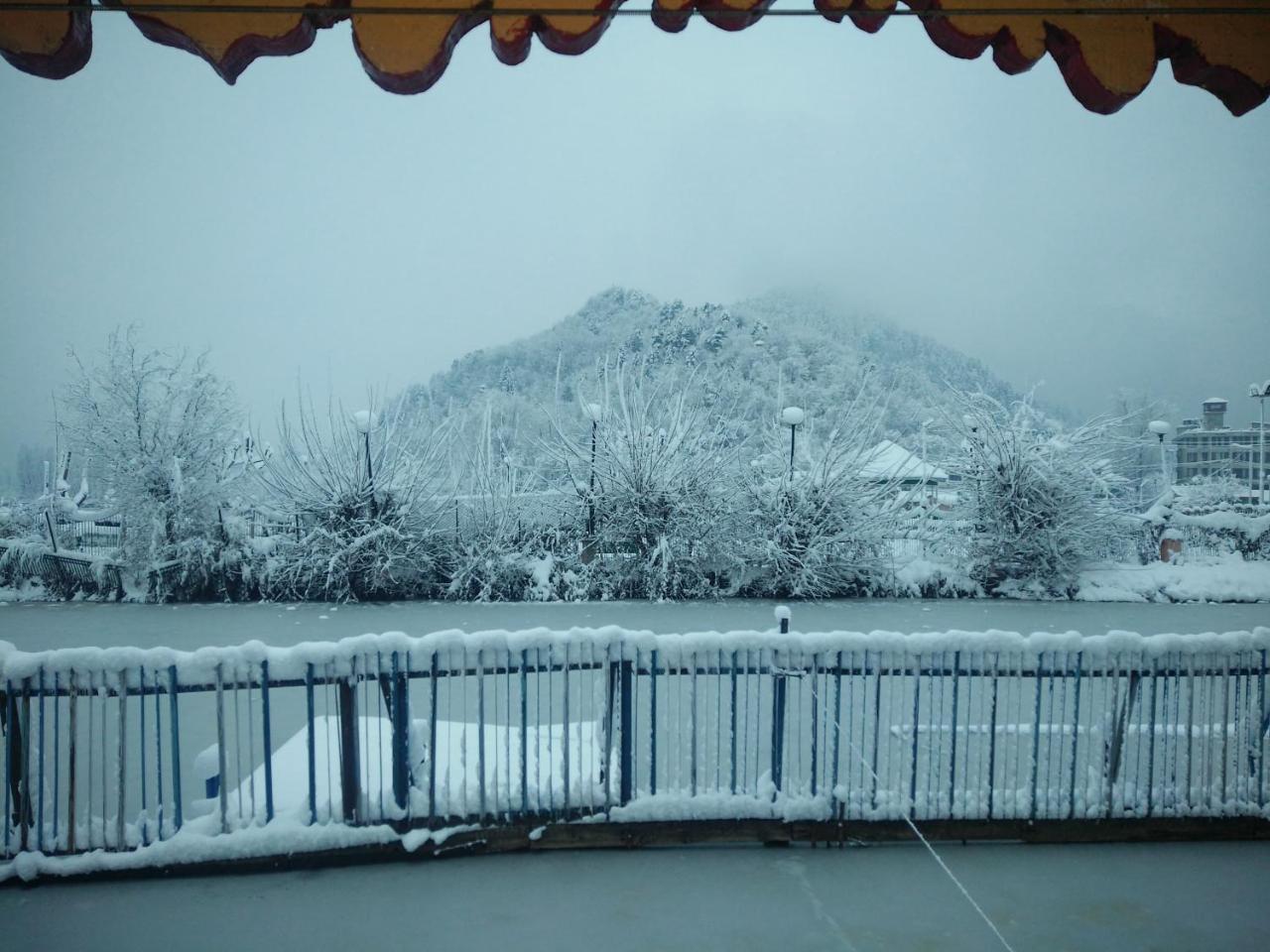 Houseboat Young Snow View Front Line Dal Lake ศรีนาการ์ ภายนอก รูปภาพ