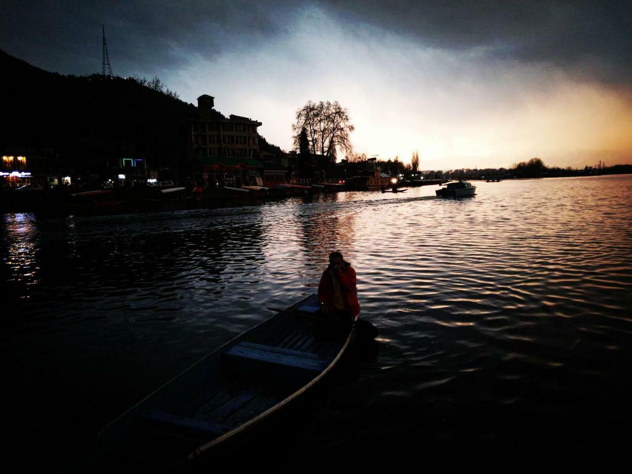 Houseboat Young Snow View Front Line Dal Lake ศรีนาการ์ ภายนอก รูปภาพ